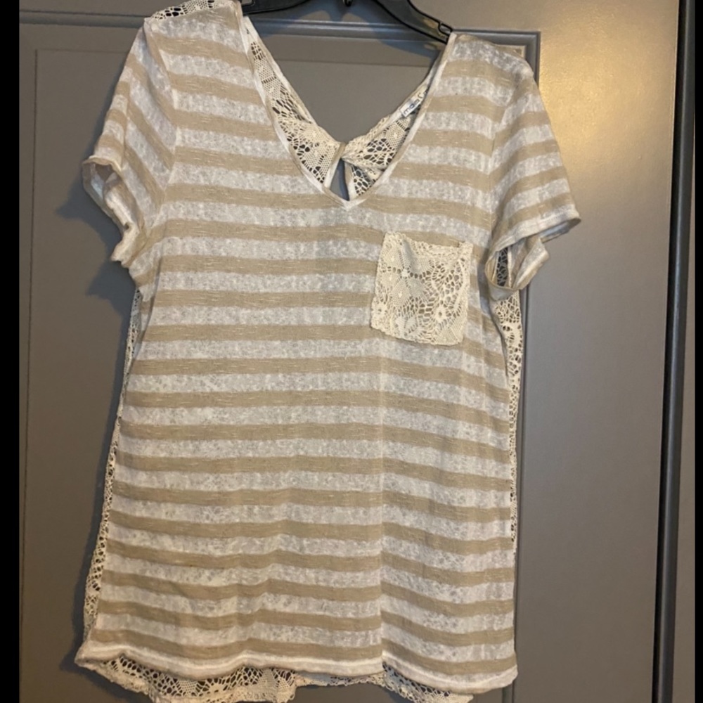 Lace detailed top